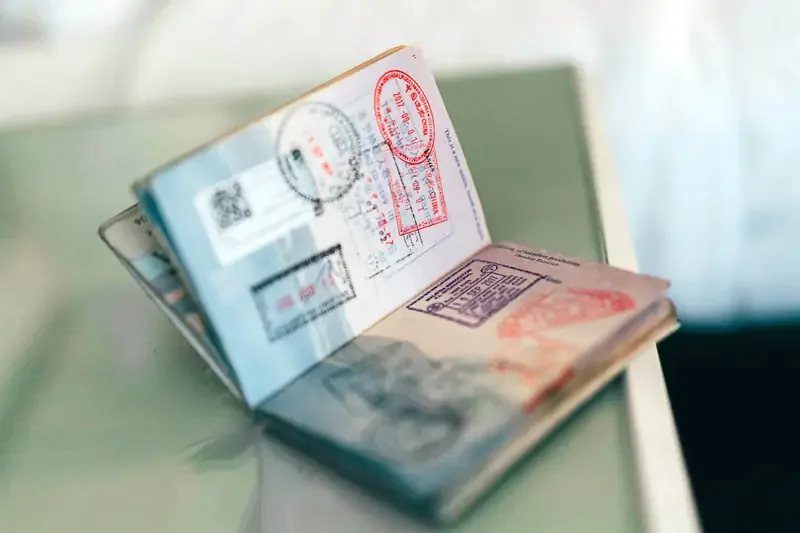 Passaporto aperto con timbri e visti