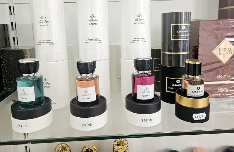 Profumi arabi esposti in vetrina con i prezzi
