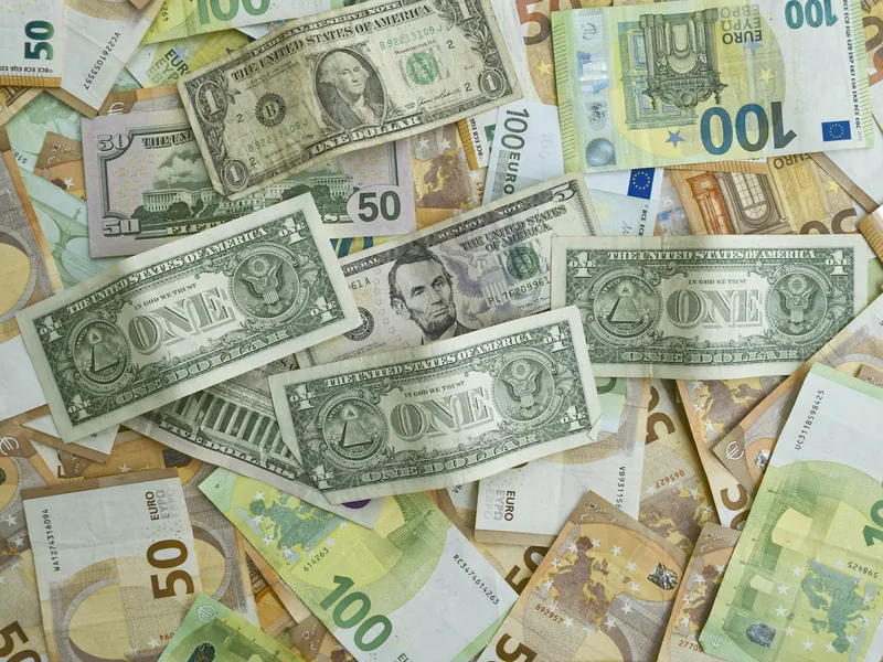 Banconote di valute diverse: euro e dollari