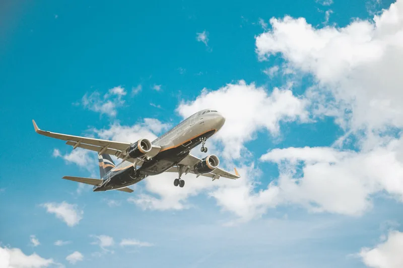 Aereo di linea in volo nel cielo azzurro